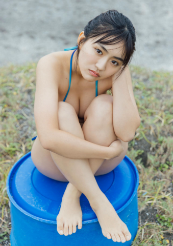 Luna Toyoda blue swimsuit bikini winter beach10