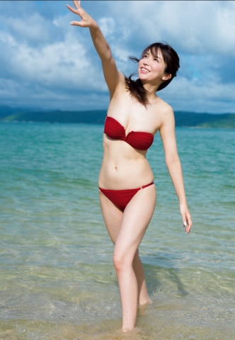 Mimi Nakamura Red bandeau bikini005