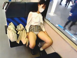 電車のボックスシートで死んだように爆睡してる美形女子にやりたい放題やって放置ｗ
