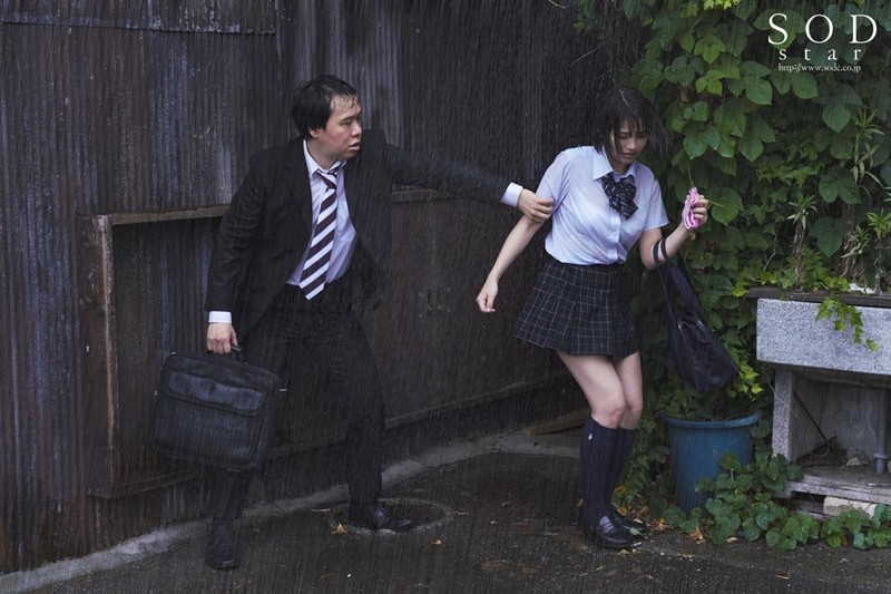 雨でビショ濡れの女子校生