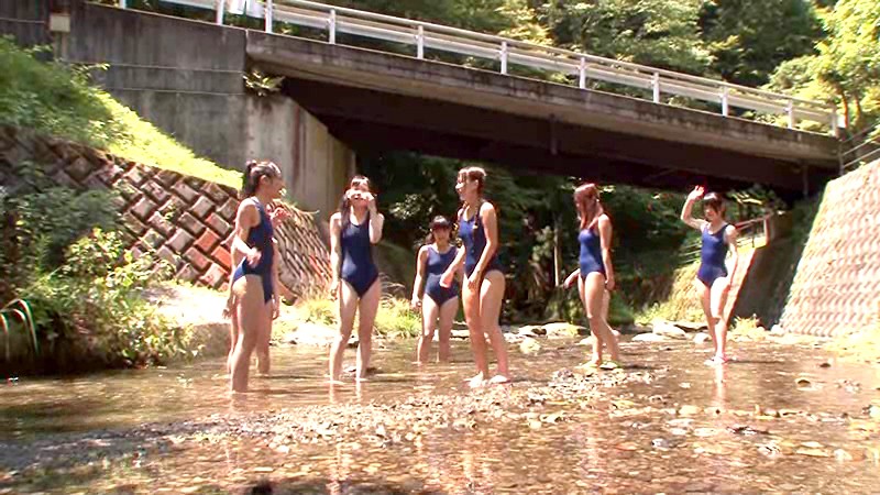 田舎の川で遊んでるスク水少女たち