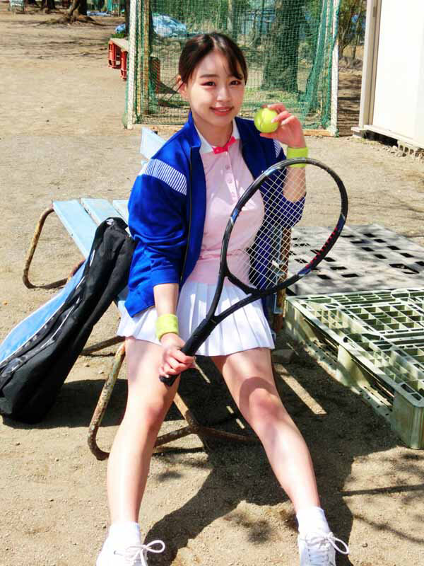 テニス部の部活少女、テニスウェア、白スカート