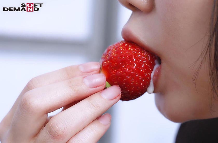 苺を食べてる女子校生