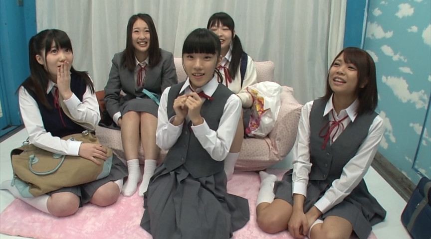 東京に修学旅行に来た女子生徒たち、正座、横座り、ぺたん座り