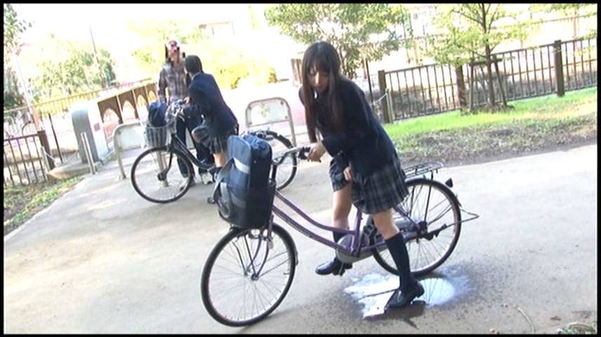 自転車のサドルに跨ったまま漏らしちゃった女子校生