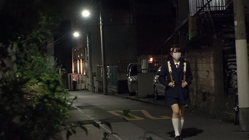 夜道を歩く女子生徒
