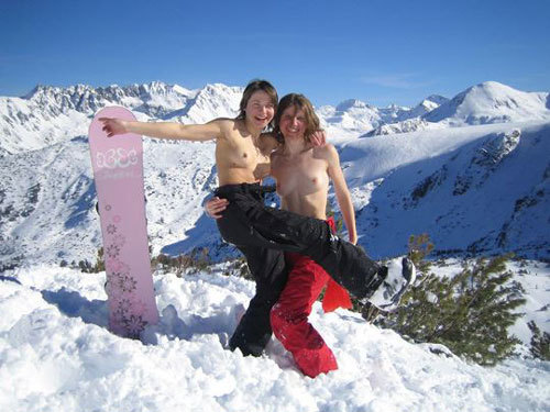 ゲレンデで裸になってる愉快なスノーボーダー女子２人の記念写真10枚