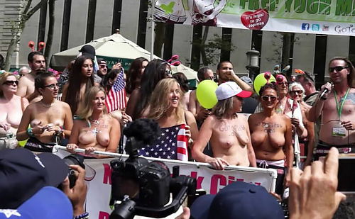 「女性の胸は犯罪ではない！」と訴えながらおっぱい丸出しの女性たちが抗議デモしてる