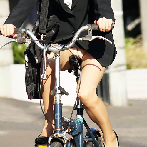 スーツのOLさんがタイトスカートで自転車パ●チラしてるｗｗｗ