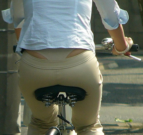 自転車パ●チラ！ギャルの腰からパンツがはみ出す腰パ●チラがエ□いｗｗｗ