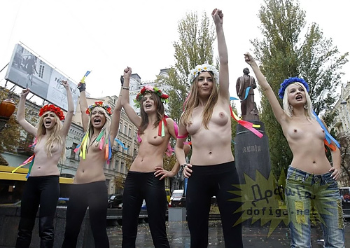 お●ぱいまる出しの女性たちが大集合…主張が激しすぎる海外のトップレスデモエ□画像