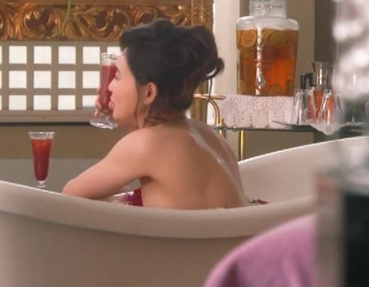 長谷川京子　おっぱいがかなり露出した入浴シーンキャプ・エロ画像４