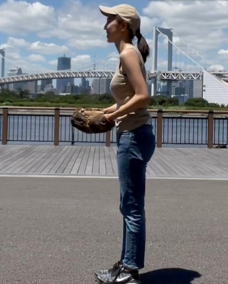 小澤陽子アナ　ノースリーブでワキちら＆巨乳タンクトップキャプ・エロ画像１４