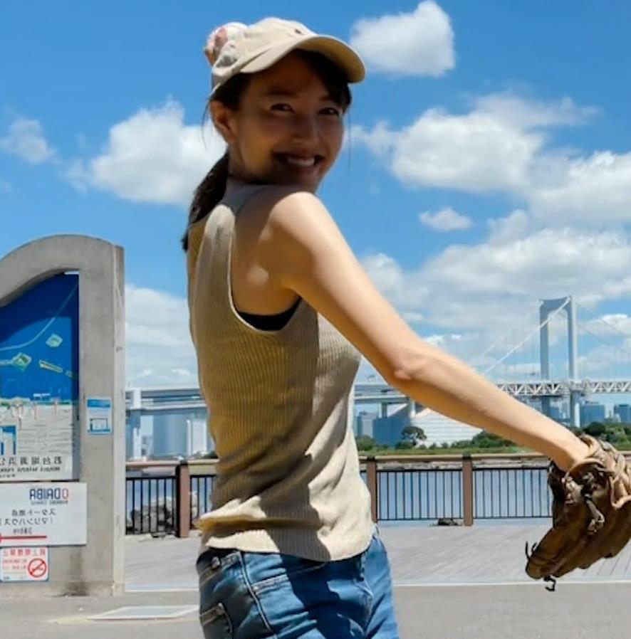 小澤陽子アナ　ノースリーブでワキちら＆巨乳タンクトップキャプ・エロ画像１５