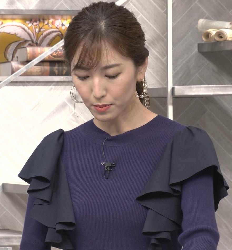小澤陽子アナ　肩にひらひらがついたニットキャプ・エロ画像３