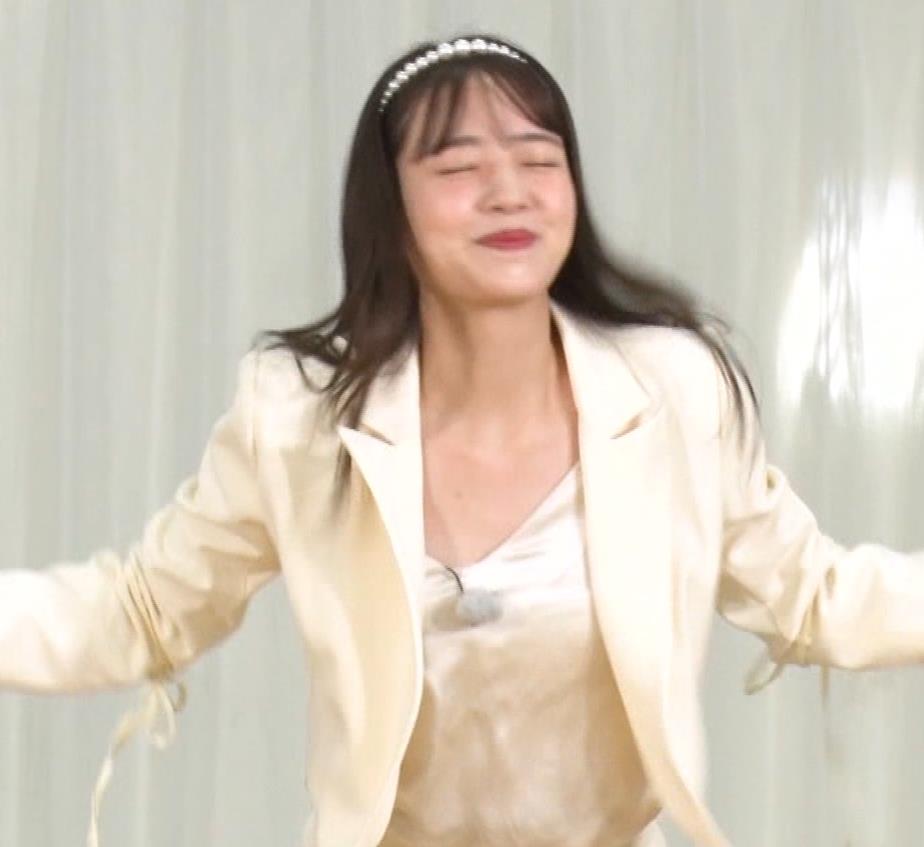 横田真悠　自前のミニスカートでエロいダンスを踊るキャプ・エロ画像１４