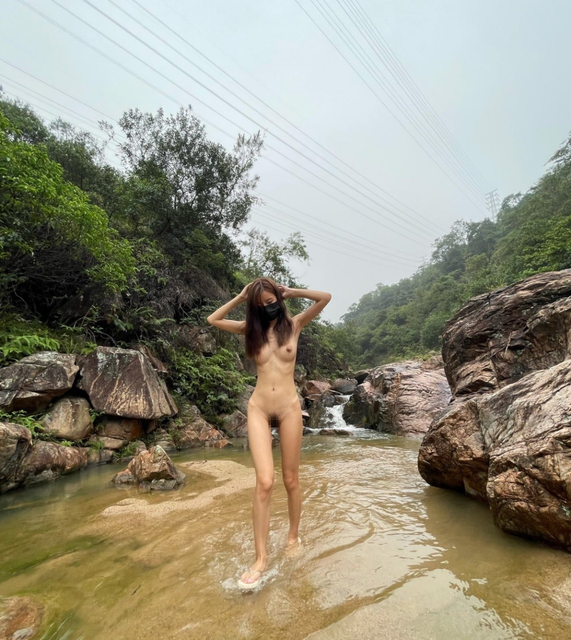 山で全裸になるスレンダー美女の野外露出ヌード画像 4